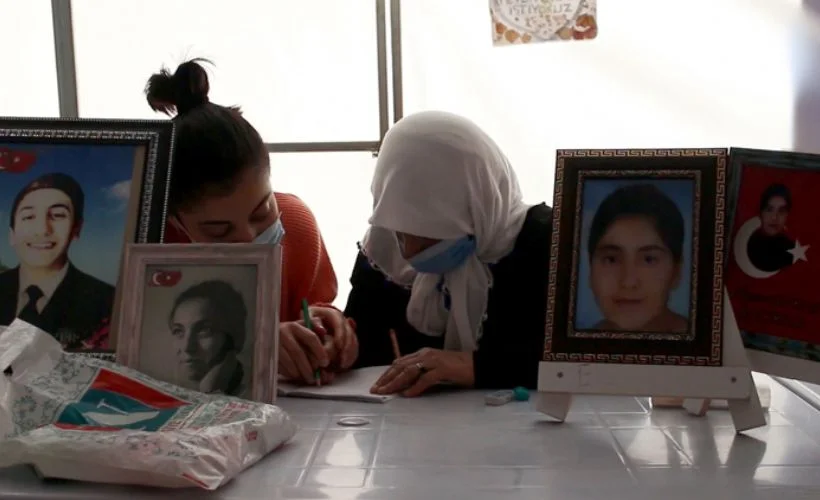 PKK öğrenci kızını kaçırdı, evlat nöbetinde okuma-yazma öğreniyor