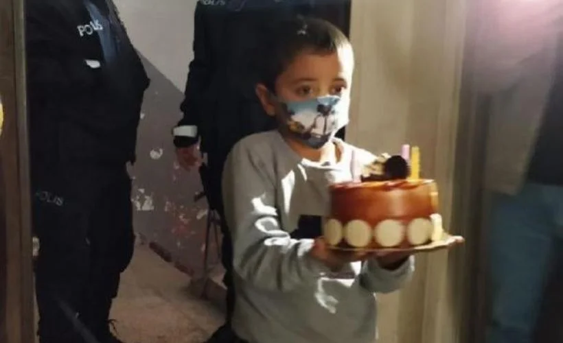 Polisten 7 yaşındaki çocuğa doğum günü sürprizi