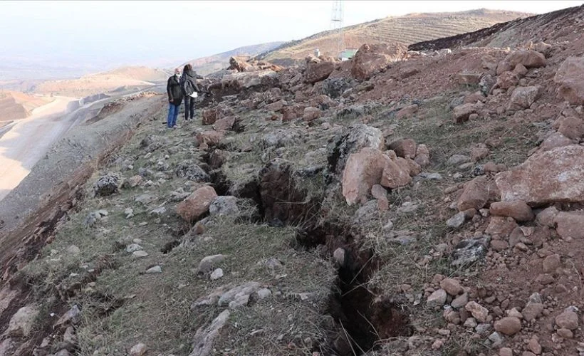 Siirt depreminin ardından oluşan derin yarıklar görüntülendi