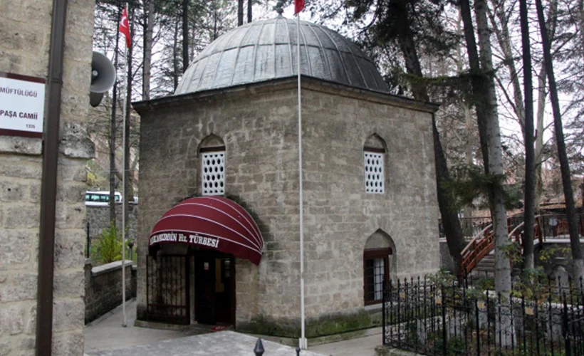 Türbeye Fransız tarzı tente takılmasına tepki