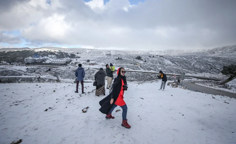 Uludağ'daki kar yağışı turizmcileri sevindirdi