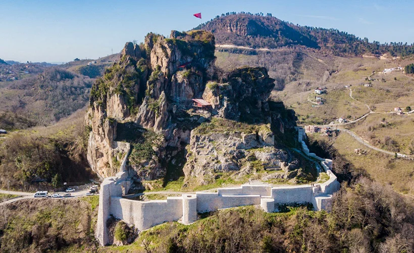 Ünye Kalesi'nin dehlizlerinde sikke, çömlek ve gülleler bulundu