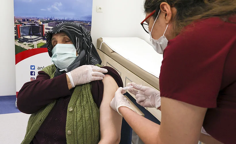 75 yaş üzerindeki kişilerin aşılanmasına başlandı