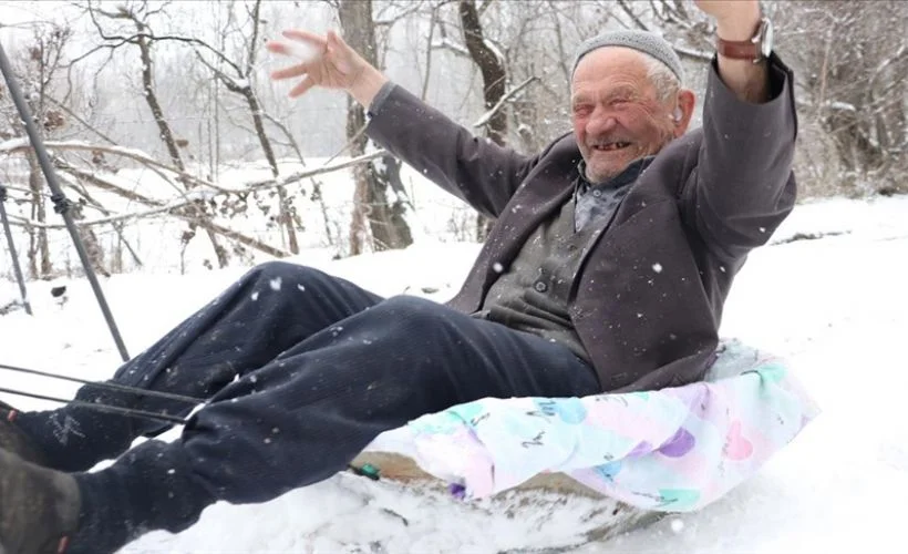 79 yaşındaki Mehmet dedenin 'motosikletli kızak' keyfi