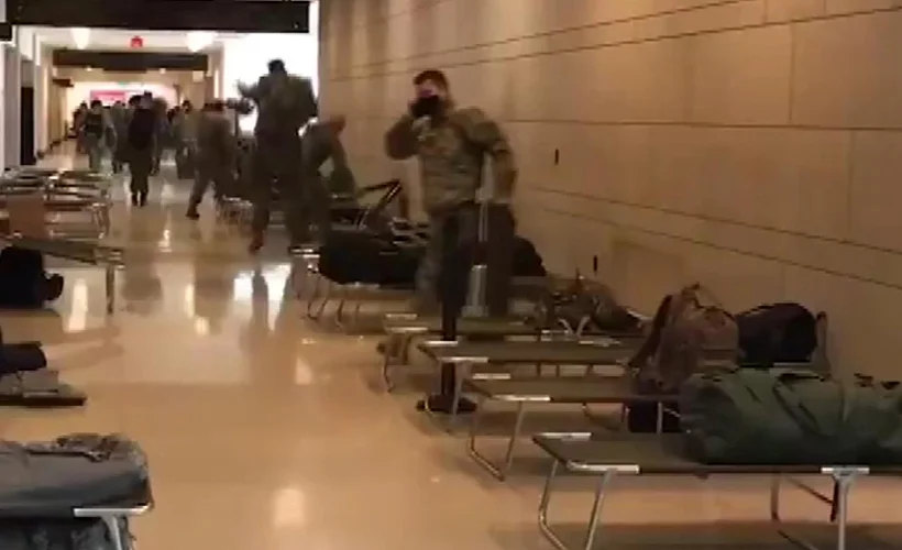 ABD Kongre binasına askeri sedye yığını
