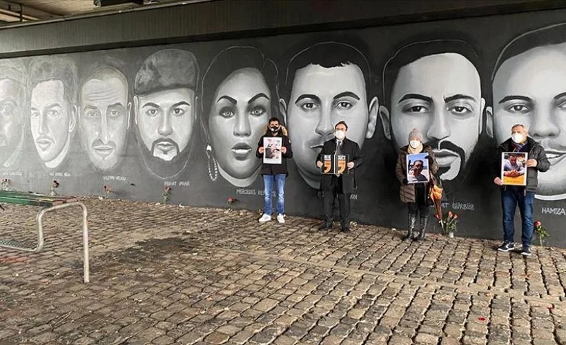 Almanya'nın Hanau kentindeki ırkçı terör saldırısının kurbanları Frankfurt'ta anıldı