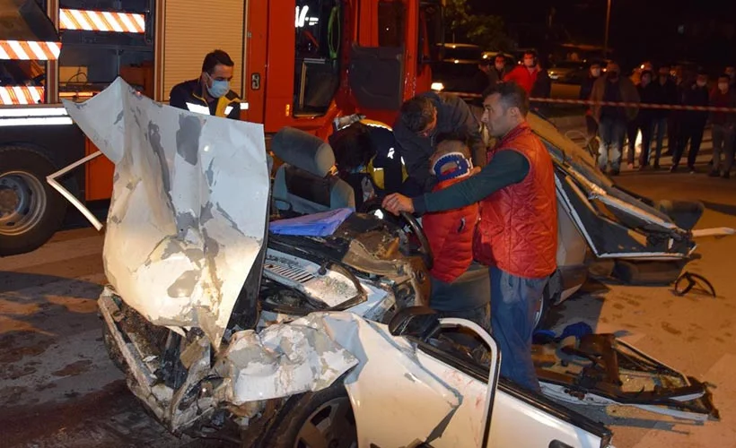 Antalya'da iki otomobil çarpıştı: 3 ölü