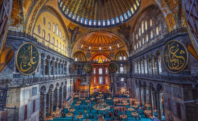 Ayasofya Camii iskelelerin sökülmesinin ardından yeniden ihtişamına kavuştu