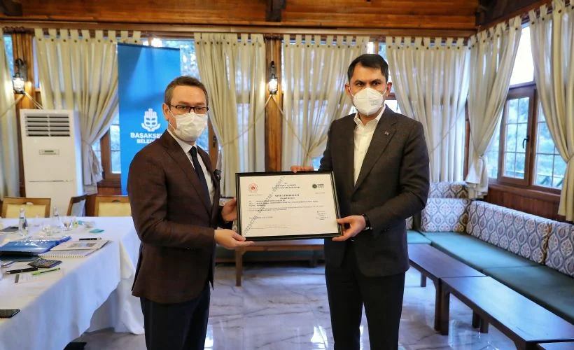 Bakan Kurum ilk 'Sıfır Atık Belgesi'ni Başakşehir'e verdi