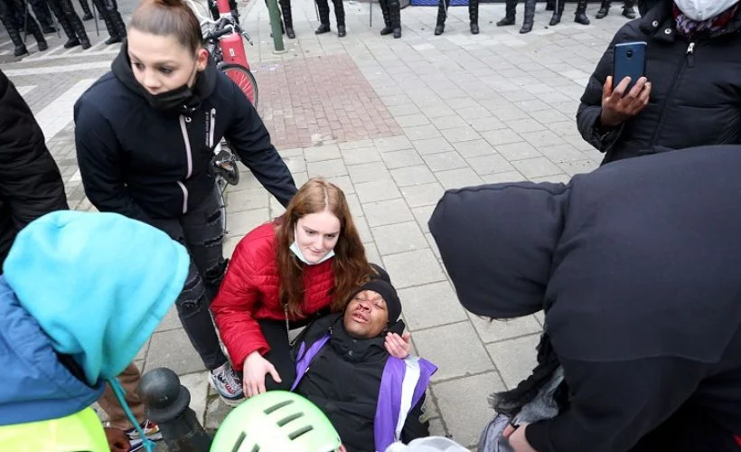 Belçika'da gözaltında ölen Afrikalı genç için düzenlenen protestolarda Kral'ın aracı taşlandı, karakol ateşe verildi!