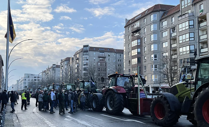 Berlin'de çiftçilerden traktörlü protesto: İdeoloji karın doyurmaz
