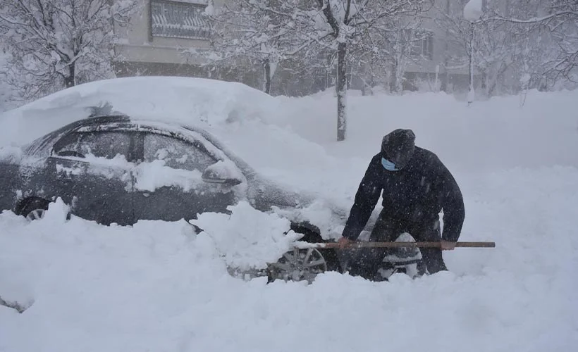 Bitlis'te kar kalınlığı 1 metreyi aştı