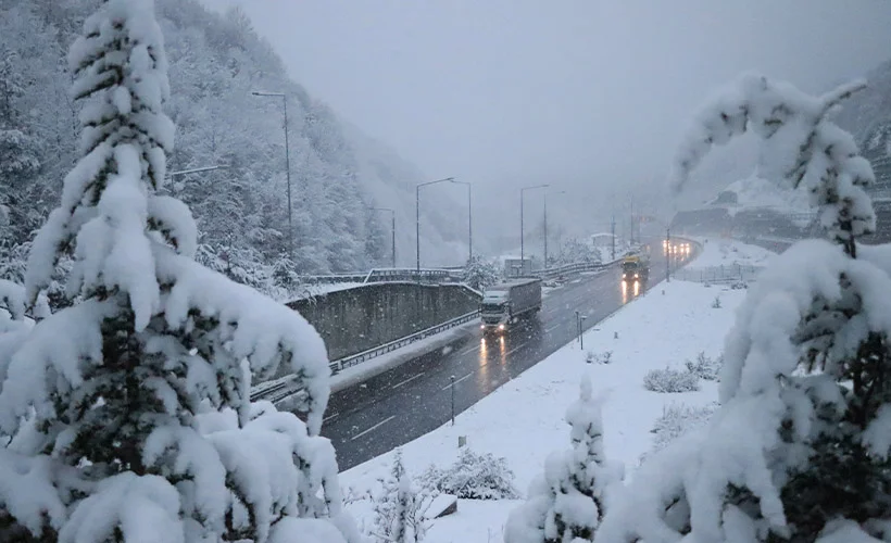 Bolu Dağı'nda kar yağışı etkili oluyor