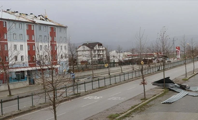 Bolu'daki fırtına çatıları uçurdu, ağaçları devirdi