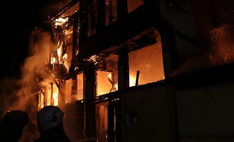 Bursa'da iki katlı tarihi ev yanarak kullanılamaz hale geldi