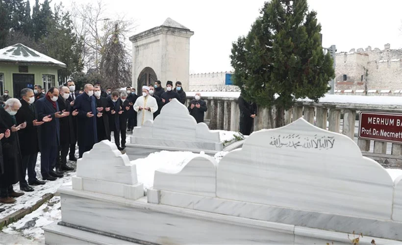 Cumhurbaşkanı Erdoğan, Erbakan'ın kabrini ziyaret etti