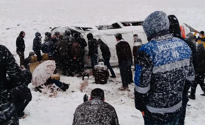 Diyarbakır'da devrilen iki minibüste 22 kişi yaralandı