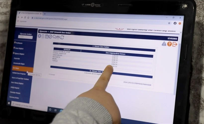 Eğitimlerini uzaktan sürdüren öğrenciler karne notlarına da uzaktan erişti