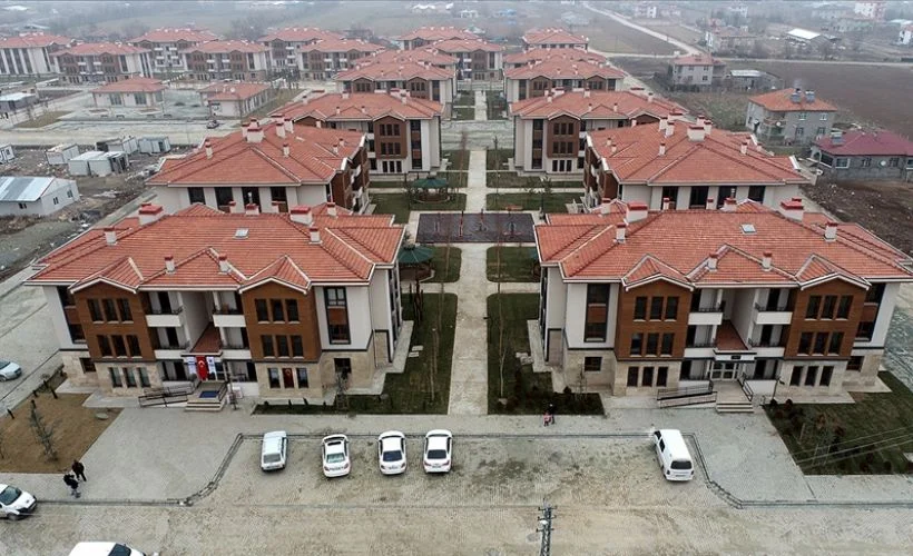 Elazığ'da depremzedelerin yaraları sarılıyor