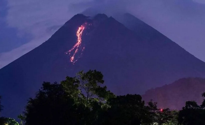 Endonezya'da Merapi Yanardağı'nda patlama