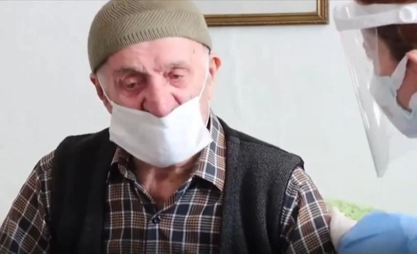 Filyasyon ekiplerinin dağ köyünde ulaşıp aşı yaptığı Selim dede gözyaşlarını tutamadı