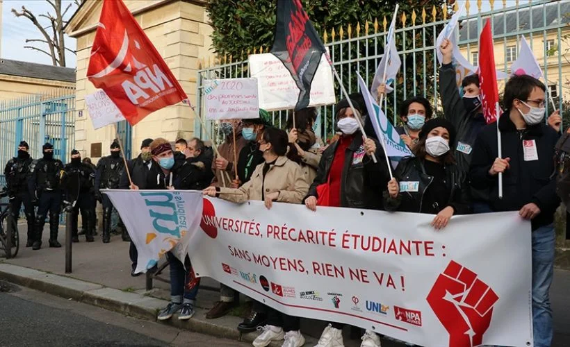 Fransa'da üniversite öğrencileri hükümeti protesto etti