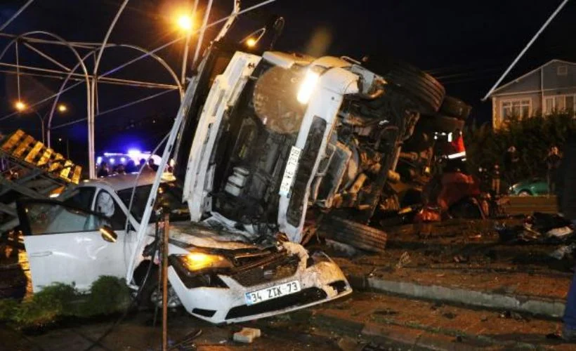 Freni patlayan kamyon 2 otomobilin üzerine devrildi: 1 ölü, 4 yaralı