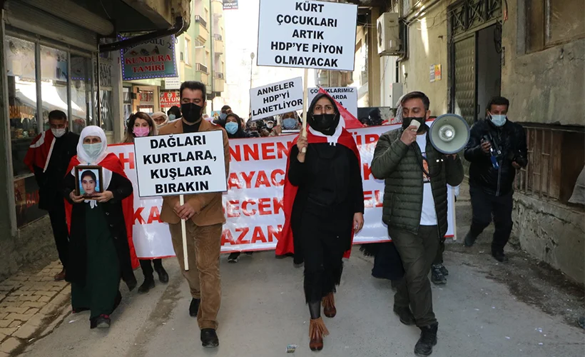 Hakkari'de de HDP önünde 'evlat' eylemi