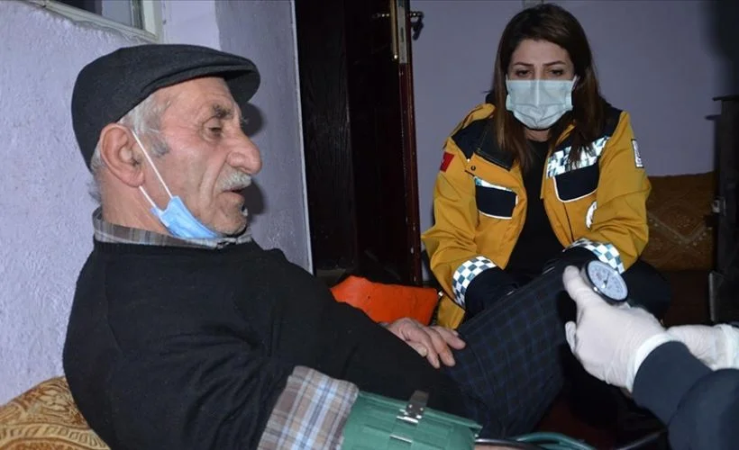 Hakkari'de yolu kapanan köydeki hastanın yardımına ekipler yetişti
