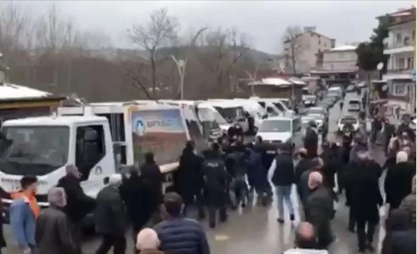Halk otobüsü ve dolmuş şoförleri kavgası: 2 yaralı, 11 gözaltı