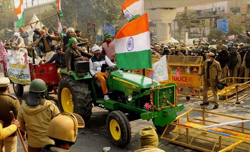 Hindistan'da protestocu çiftçiler, Yeni Delhi dışındaki protesto kamplarına geri döndü