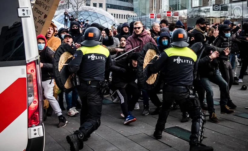 Hollanda'da sokaklar savaş alanına döndü