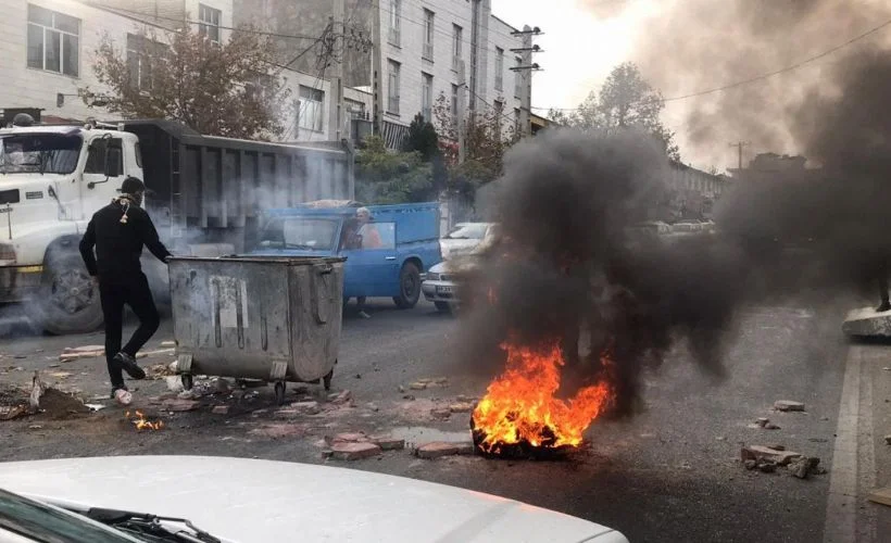 İran'da Hamaney'in posterini yakan 3 gence 40 yıl hapis cezası