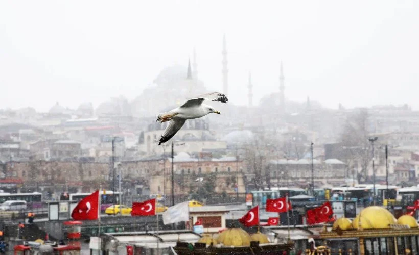 İstanbul'da kar yağışı etkisini sürdürüyor