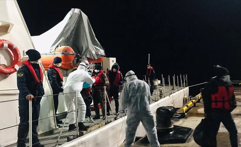 İzmir açıklarında Türk kara sularına itilen 28 sığınmacı kurtarıldı