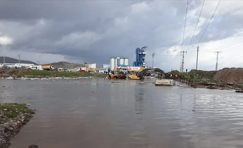 İzmir'de taşkın sularına kapılan araçtaki 3 kişiyi itfaiye kurtardı