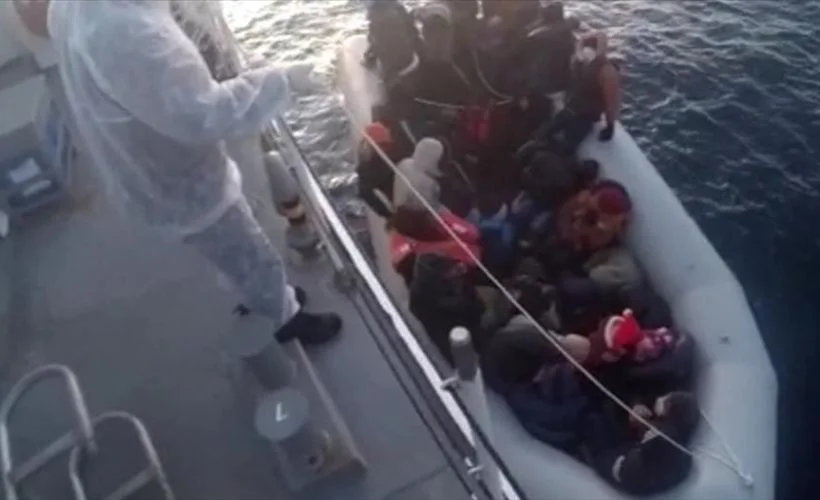 İzmir'de Türk kara sularına itilen 32 sığınmacı kurtarıldı