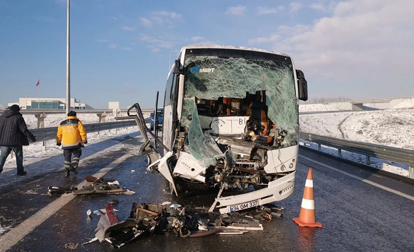 Kocaeli'de turistleri taşıyan midibüs, tıra çarptı