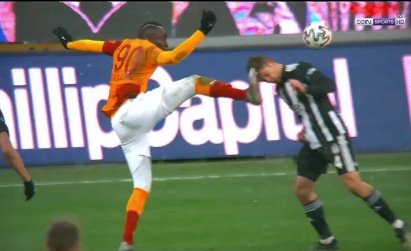 Mbaye Diagne kırmızı kart gördü