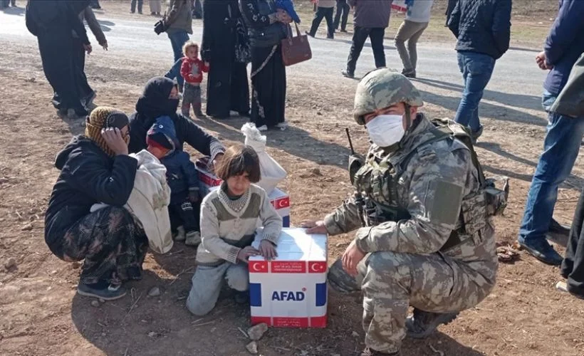 Mehmetçik, Barış Pınarı bölgesindeki 3 köyde erzak dağıttı
