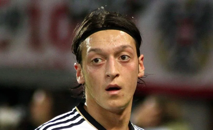Mesut Özil gençken hangi takımı tutuyordu? Mesut Özil: Derbiye bakıyordum ama takım tutmuyorum.