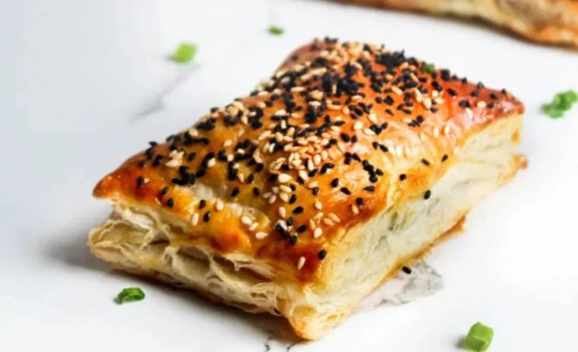 Milföy hamurundan simit | Kahvaltıların vazgeçilmezi çıtır simit tadında tarif: Milföyden mini simit tarifi