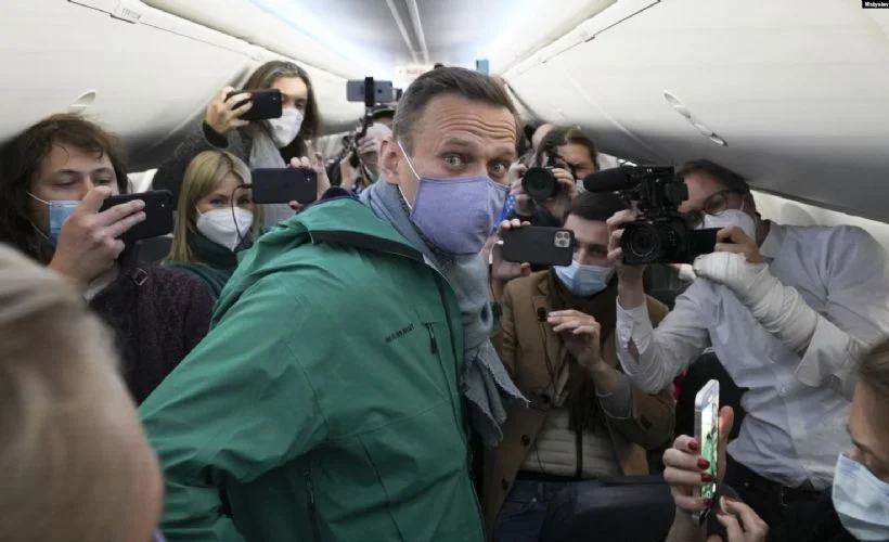 Navalny, Rusya'ya dönüşte gözaltına alındı