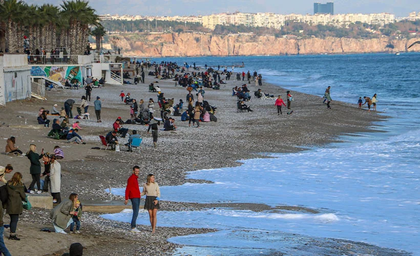 Ocak ayında Antalya'da 'deniz ve güneş' keyfi