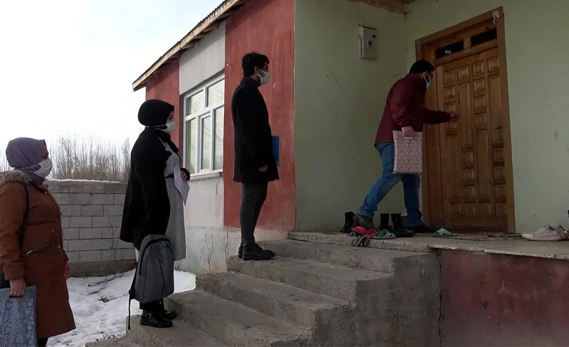 Öğrencilerinin eğitimi için kapı kapı dolaşıyorlar