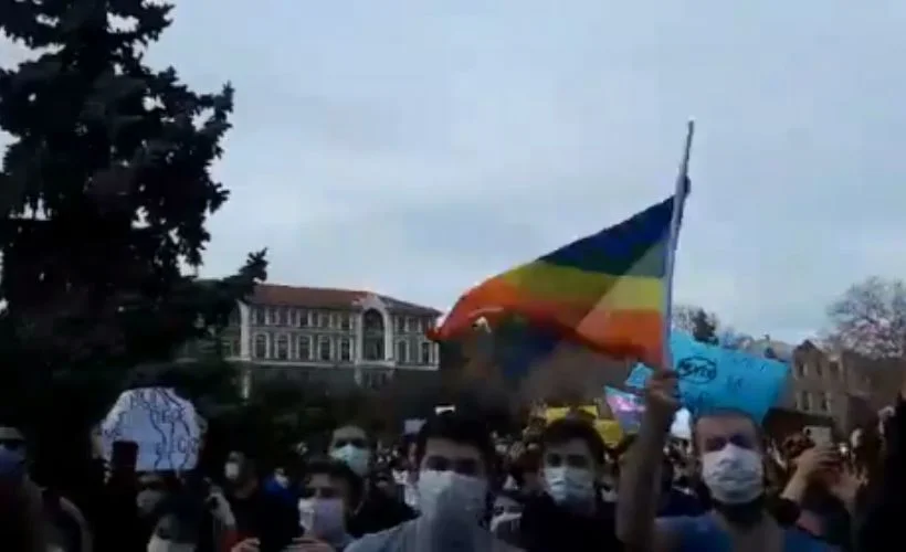 Rektör Bulu'ya, Boğaziçi'li gruptan LBGTİ bayraklı, 'Metallica'lı protesto