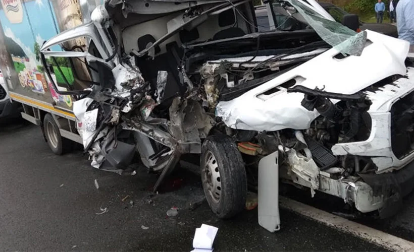 Rize'de iki kamyonet çarpıştı