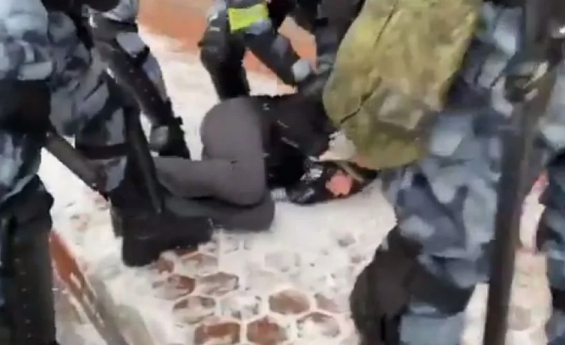 Rusya'da polis yakaladığı bir protestocuya elektrik verdi