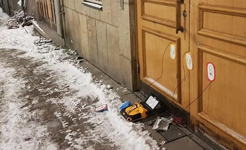 Stockholm Camisi'nin kapısında bomba düzeneğine benzeyen kutu bulundu