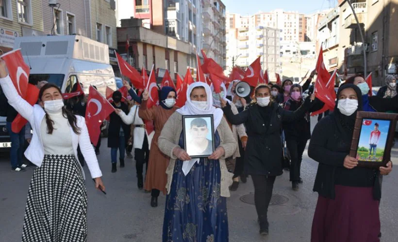 Terör mağduru aileler HDP binası önünde eylem yaptı!